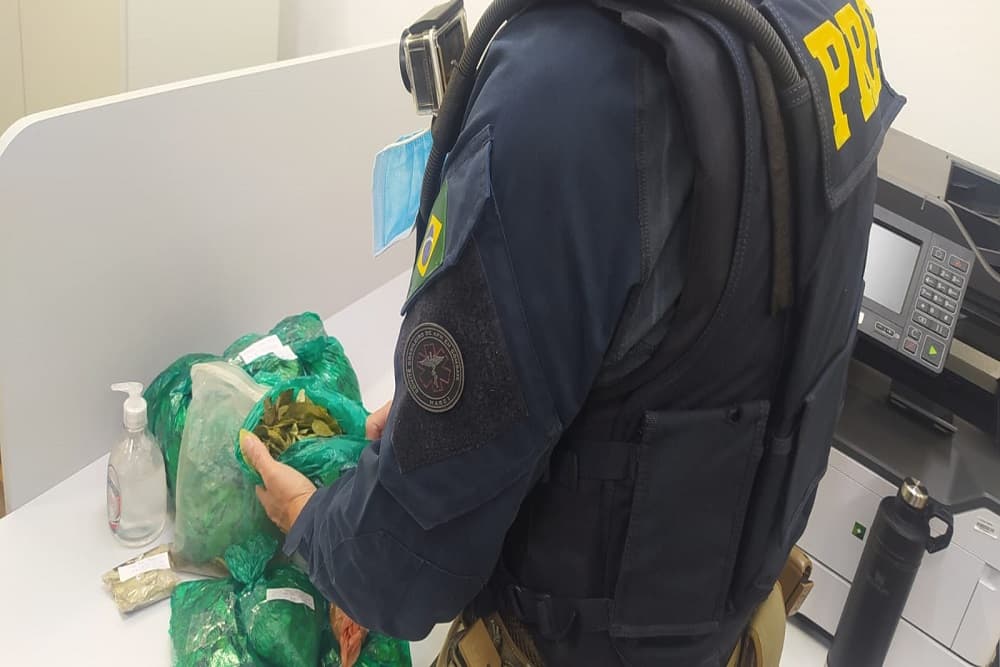 PRF prende 12 argentinos em Ijuí com folhas de coca