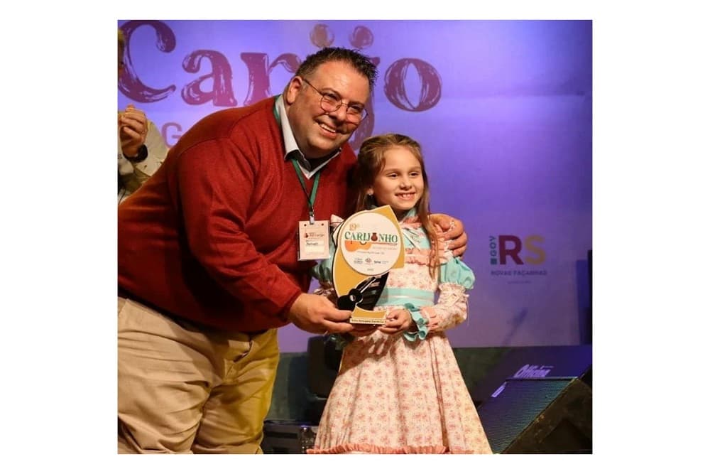 Crianças e adolescentes dão espetáculo no palco do Carijinho