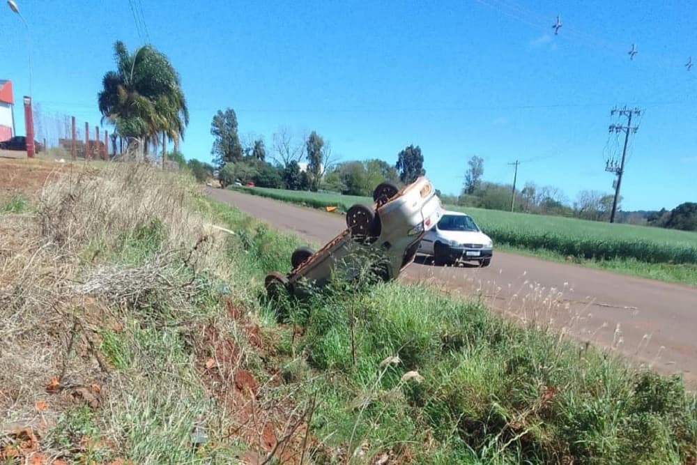 Carro capota na ERS-317 em Coronel Bicaco