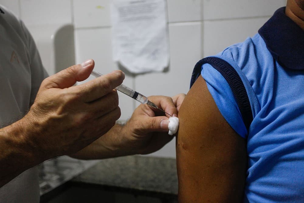 Em torno de 300 pessoas não retornaram aos postos para a segunda dose da vacina