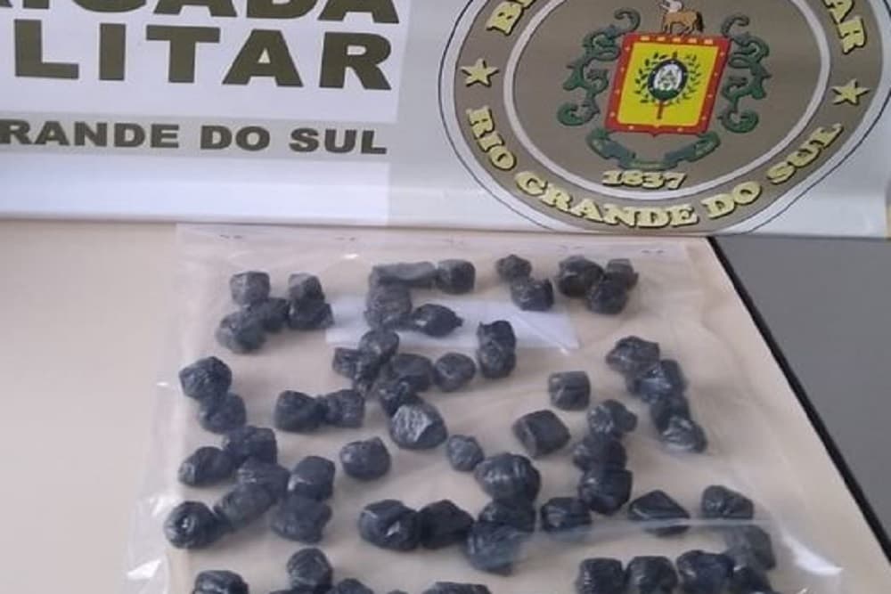 Brigada Militar prende dois homens por tráfico de drogas em Três Passos