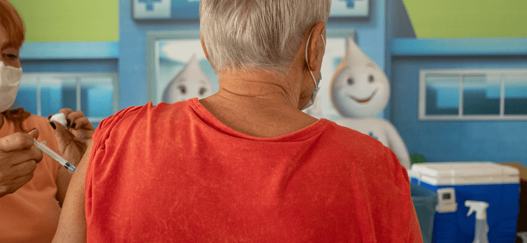 Idosos maiores de 70 anos podem receber segunda dose de reforço da vacina contra a covid-19