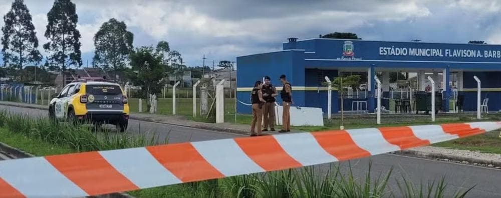 Dois homens, entre eles um idoso, são mortos a tiros após grupo armado invadir campo de futebol