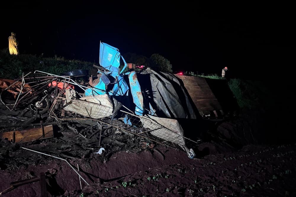 Acidente envolvendo ônibus que levava time de futsal sub-11 de Sarandi e caminhão deixa um morto e 24 feridos em Condor