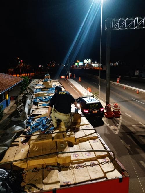 PRF prende contrabandista com quase 2 milhões de reais em cigarros contrabandeados