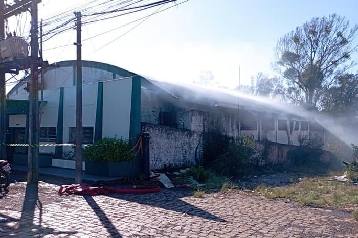 ATUALIZADA| Incêndio em fábrica de cosméticos em Carazinho deixa três pessoas mortas e quatro feridas