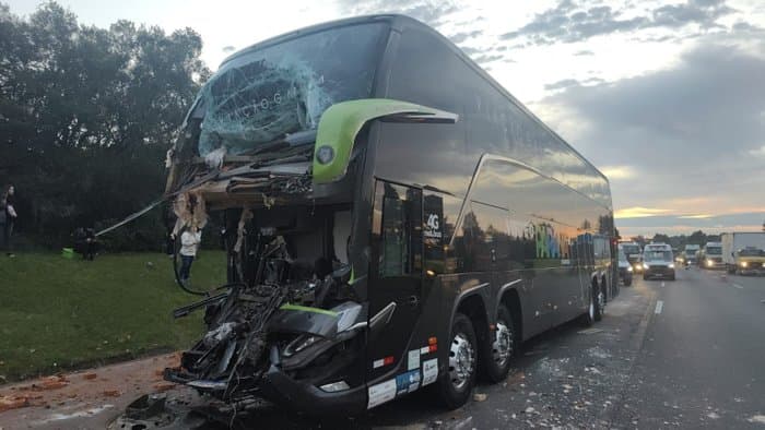 Acidente entre ônibus e caminhão provoca a morte de uma pessoa na freeway