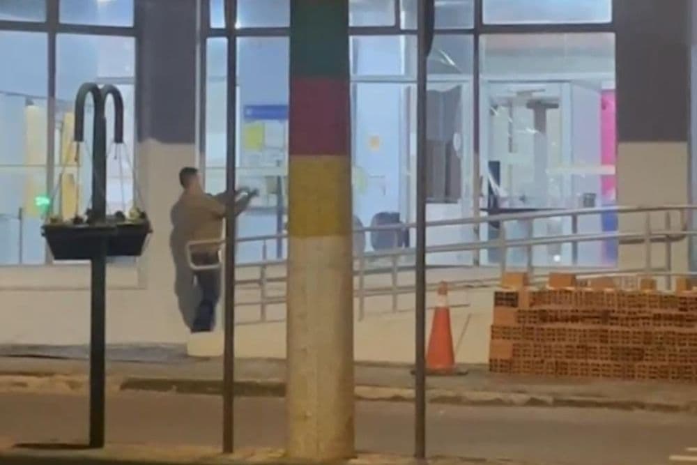 Homem embriagado causa prejuízo de R$ 20 mil ao depredar agência do Banco do Brasil em Coronel Bicaco