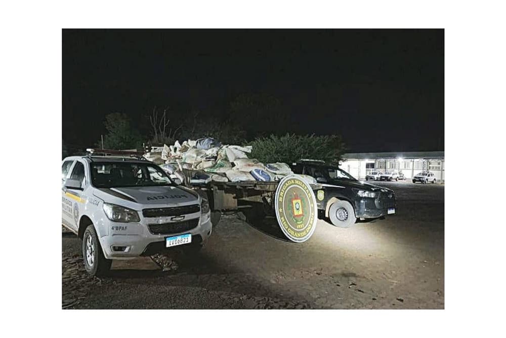 Brigada Militar e Polícia Civil apreendem carga de soja contrabandeada em Tiradentes do Sul