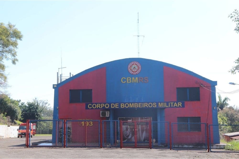 Corpo de Bombeiros resgata três pessoas presas em elevador em Três Passos