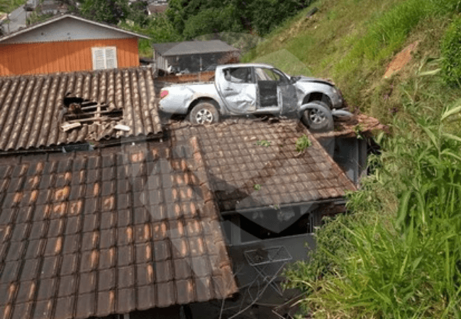 Após acidente, Caminhonete para em cima de residência em SC
