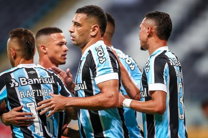 Embalo com Tiago Nunes e disputas no time: o que foi dito após a goleada histórica do Grêmio na Sul-Americana