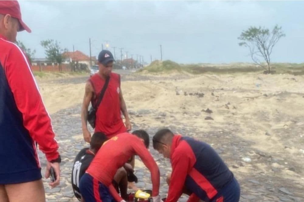Jovem morre após ser atingido por raio em praia de Tramandaí