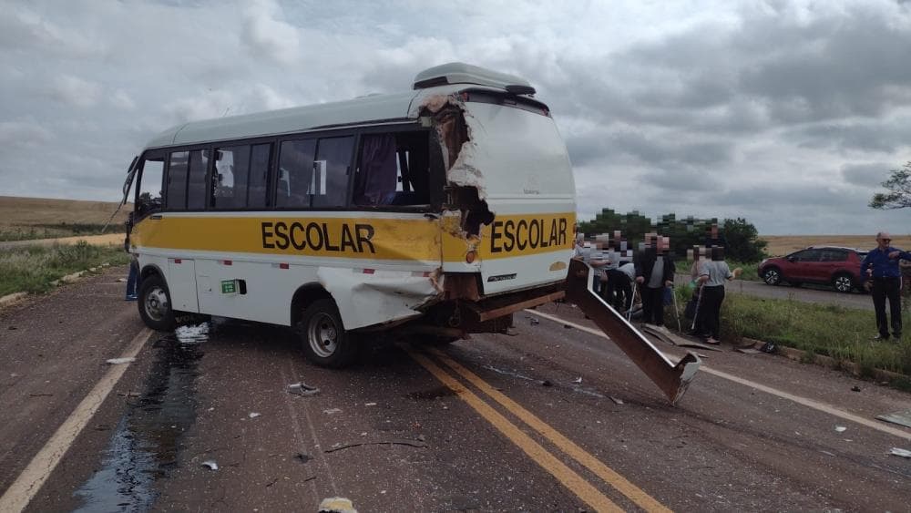 Colisão envolve carreta e micro-ônibus na BR-468 trevo do Citegem
