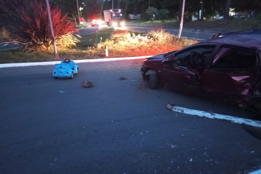 Crianças são arremessadas para fora de carro após acidente em Veranópolis, diz PRF