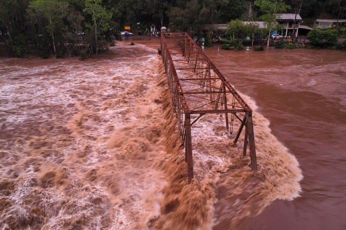 VÍDEO: ponte de ferro entre Farroupilha e Nova Roma do Sul é levada pela água do Rio das Antas