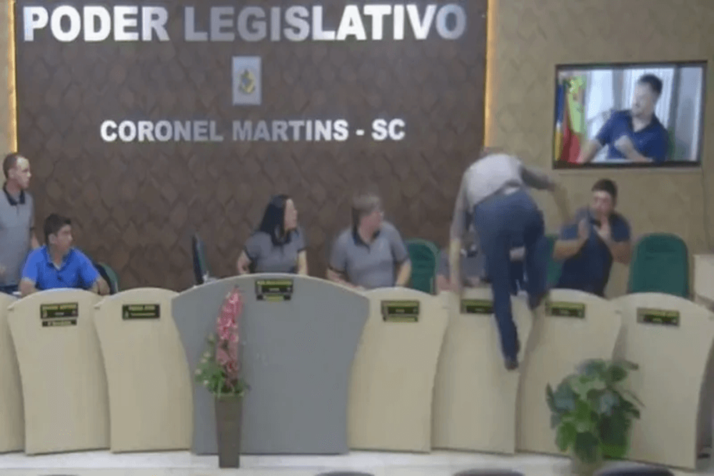 Vereador de SC que correu atrás de colega durante sessão na Câmara admite forte emoção: 'Não pude aceitar calado'