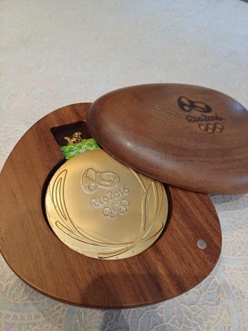 Jogador campeão olímpico no Rio coloca medalha de ouro à venda por R$ 170 mil