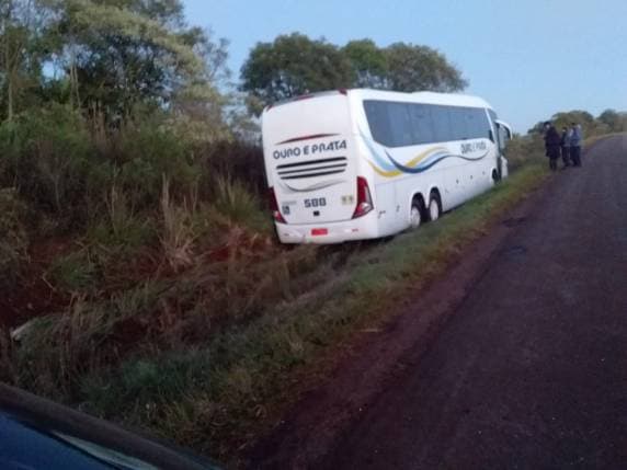 Saída de pista envolve ônibus na BR 468 em Coronel Bicaco