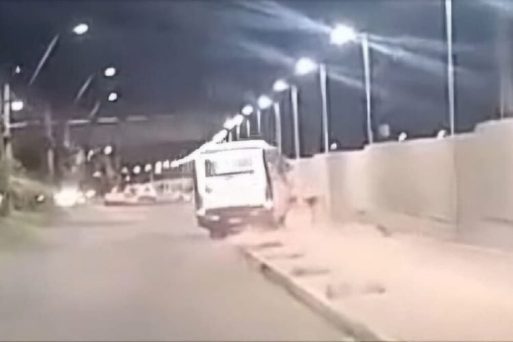 Motorista de ônibus sofre mal súbito, perde controle, mata mulher e deixa outra ferida em Sapucaia do Sul