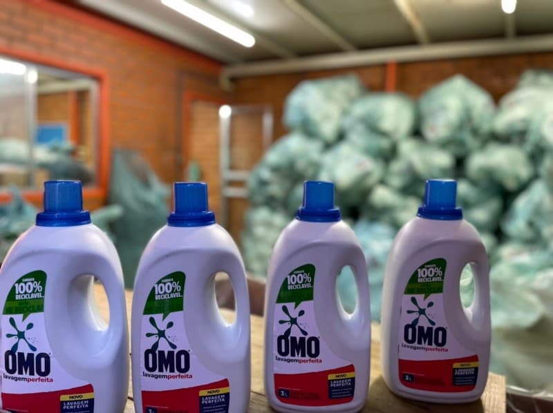 Polícia Civil descobre fábrica clandestina de falsificação de sabão líquido para roupas da marca Omo