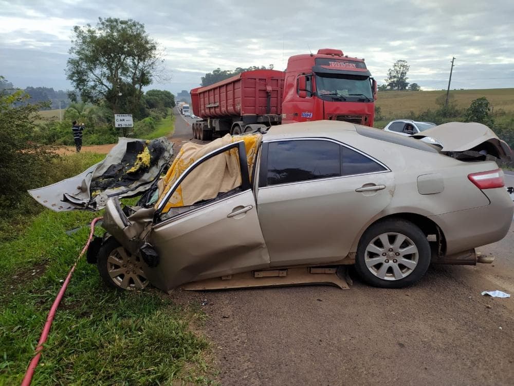 Homem morre em colisão entre carro e carreta na BR-158, em Cruz Alta