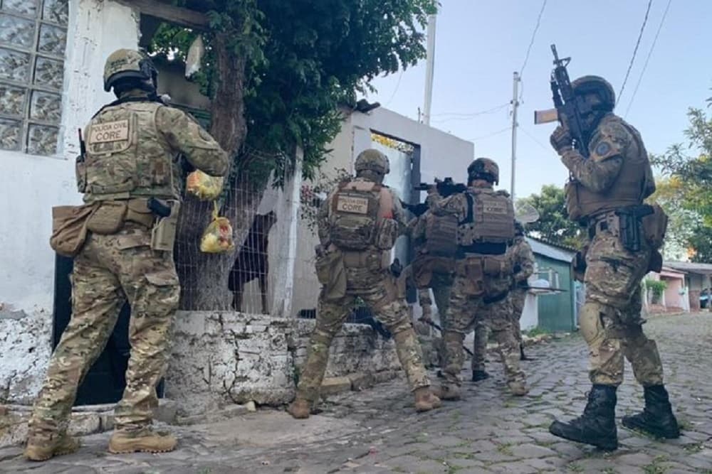 Operação policial é deflagrada para prender mais de 30 traficantes em Santiago