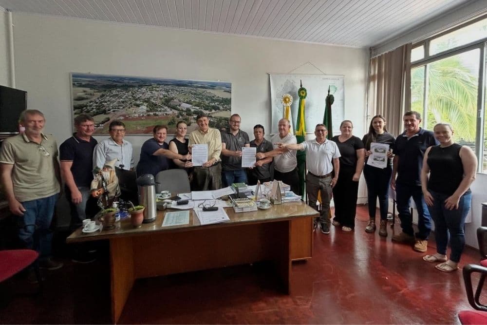 Prefeito Osmar Kuhn assina contratos para construção de moradias e pavimentação asfáltica em Chiapetta