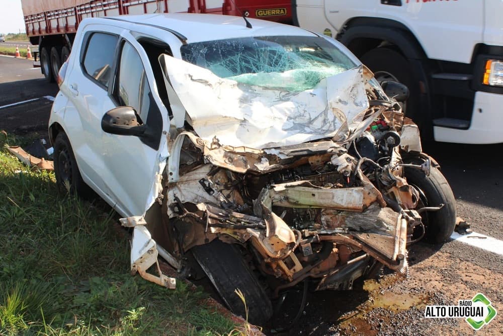 Motoristas ficam feridos em colisão envolvendo carro e caminhão em Esquina Boa Vista