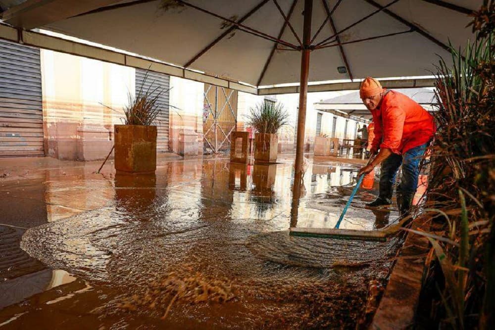 Mercado Público de Porto Alegre deve levar pelo menos um mês para reabrir após enchente