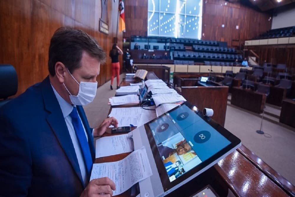 Assembleia autoriza descontar do salário dos servidores o auxílio emergencial recebido indevidamente