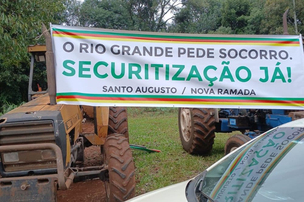 Produtores rurais protestam na ERS-155 por medidas mais eficazes do governo federal
