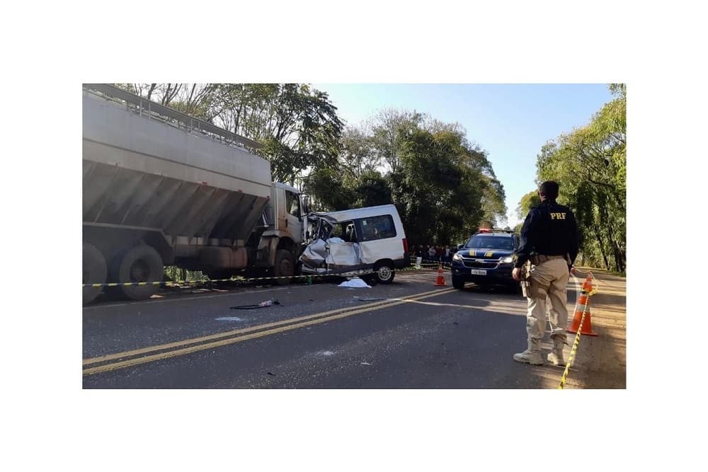 Motorista de caminhão que colidiu contra van na BR-386 em Constantina afirma que dormiu ao volante