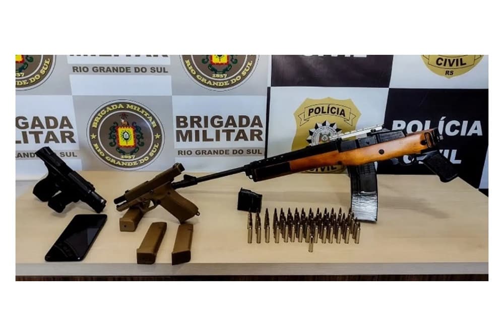 Fuzil e pistolas são apreendidas com mulher em Ijuí