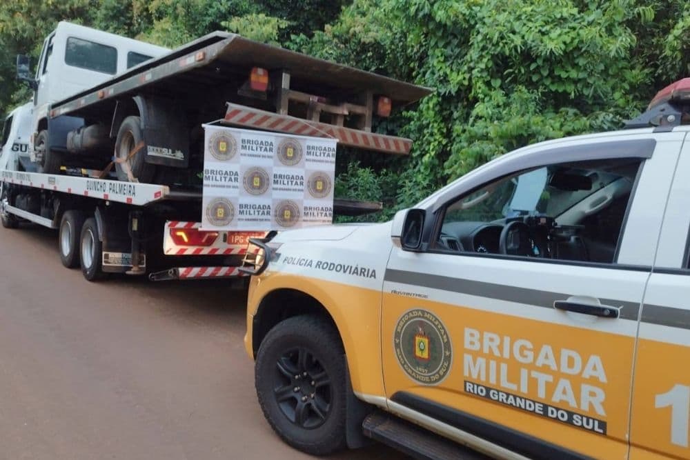 Brigada Militar recupera caminhão furtado durante fiscalização em Três Passos