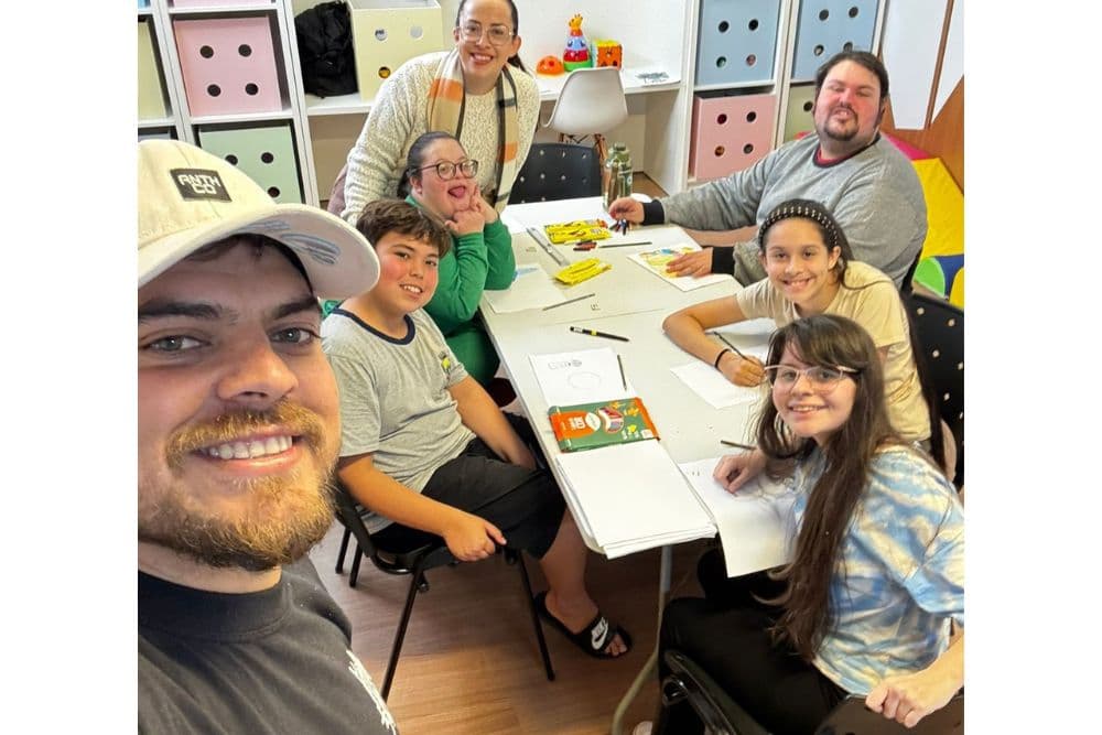 AME+ inicia aulas de artes para crianças