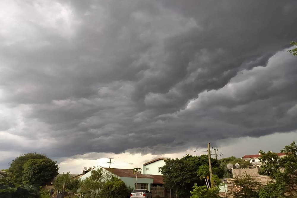 Frente fria traz temporais e ventania para o RS
