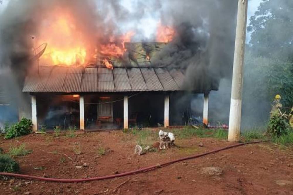 Casa é consumida pelo fogo às margens da BR-468, em Três Passos