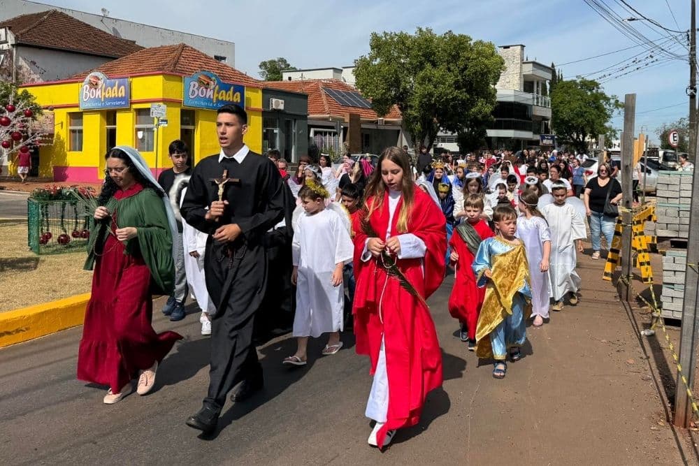 Paróquia São João Batista reúne mais de 100 crianças, adolescentes e famílias em homenagem a Todos os Santos
