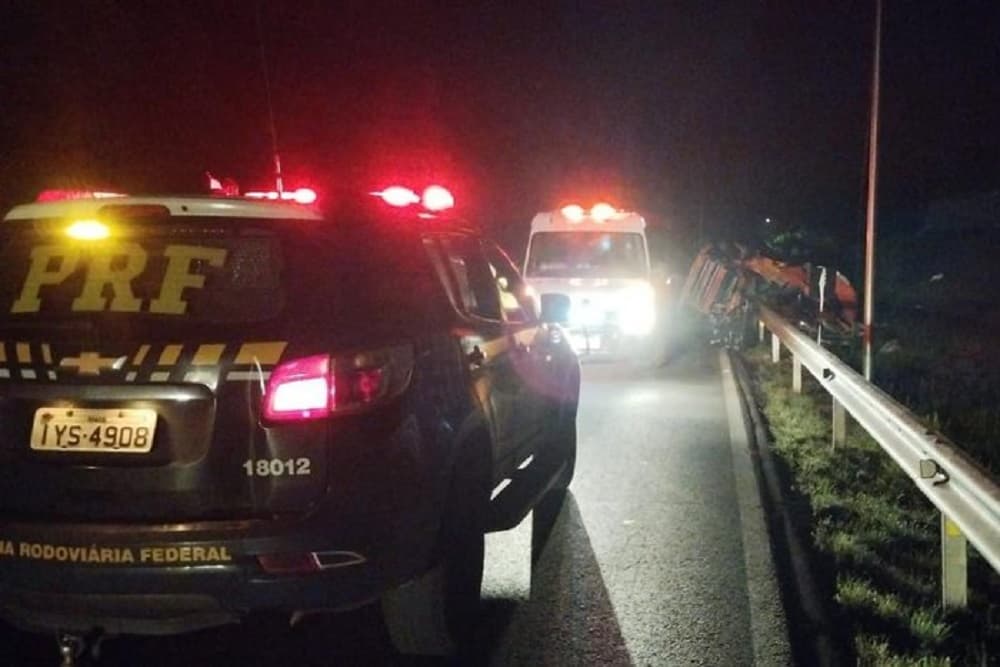 Adolescente morre em colisão frontal entre ônibus e caminhão na BR-386