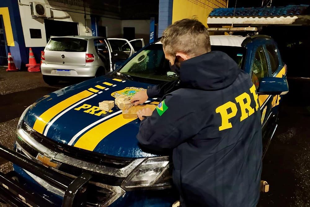 PRF prende três traficantes e apreende 30 mil reais em Passo Fundo