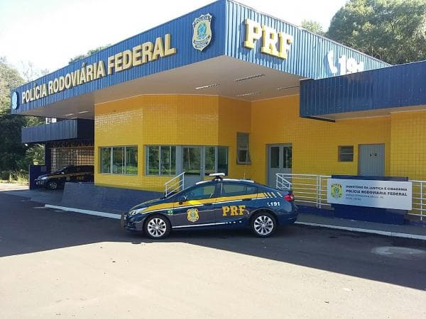 PRF prende homem condenado por homicídio durante fiscalização de ônibus em Ijuí