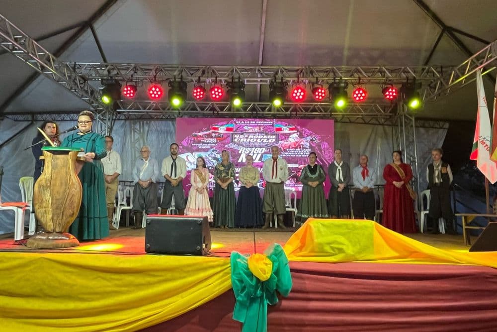 'Queremos que todos venham para a Estância', diz patrão Renato na abertura do 42º Rodeio Crioulo do CTG Pompílio Silva