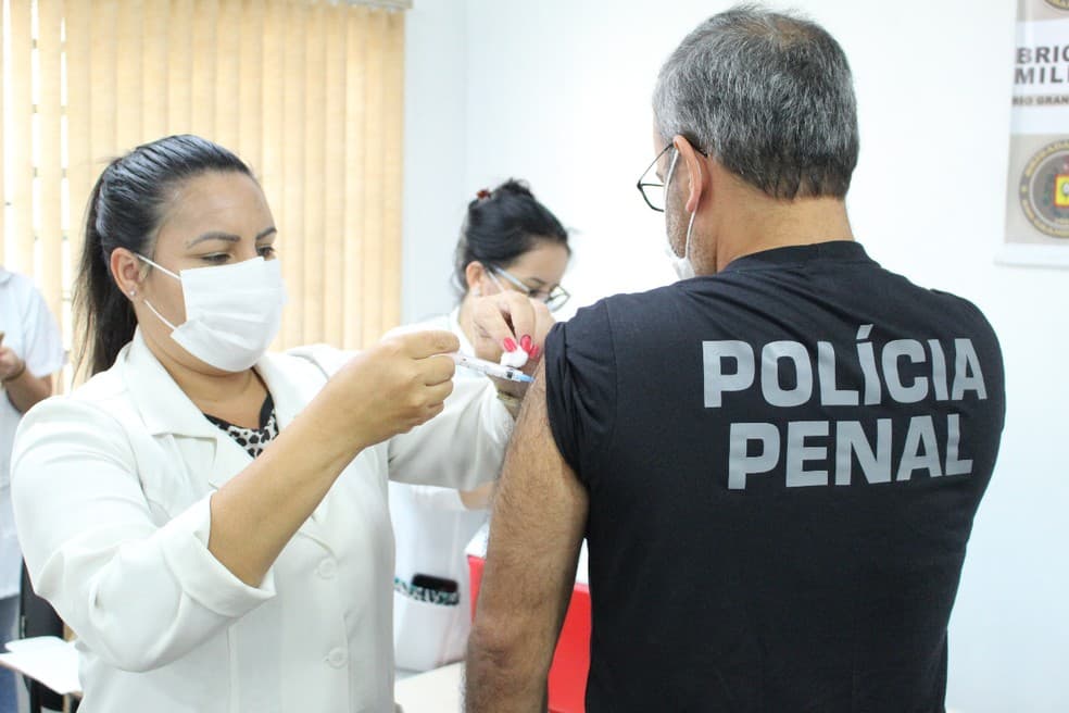 MP investiga prefeito de Bagé por alteração na ordem dos grupos de vacinação contra a Covid-19