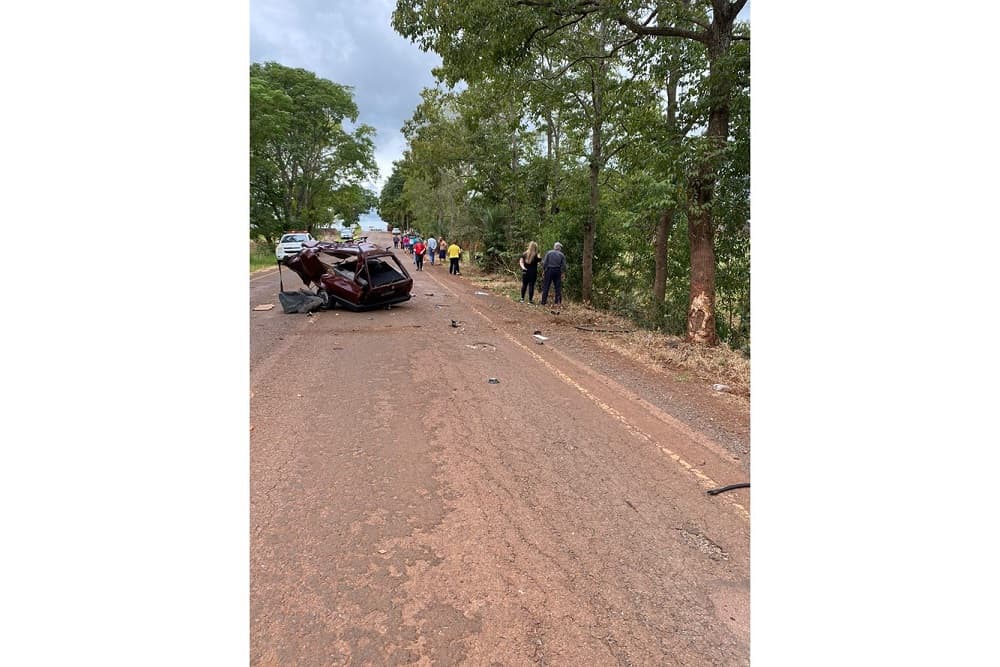 Veículo parte ao meio após acidente em Ajuricaba