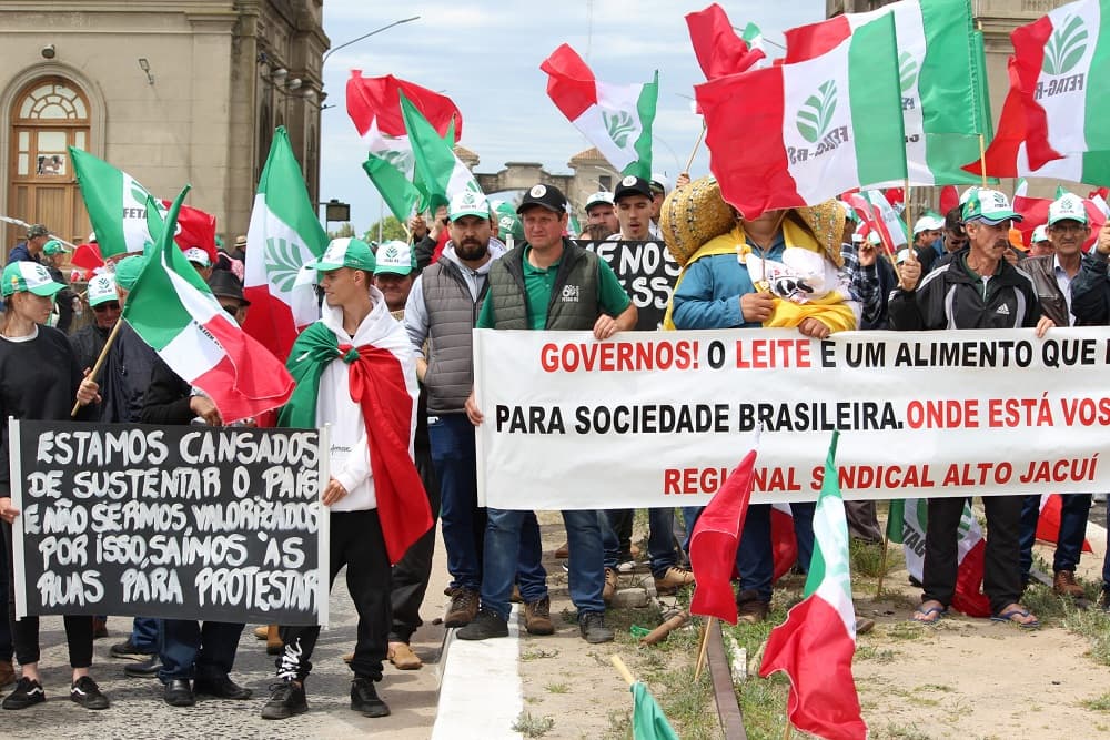 Produtores de leite ampliam a pressão em Brasília e cobram medidas de apoio do governo federal