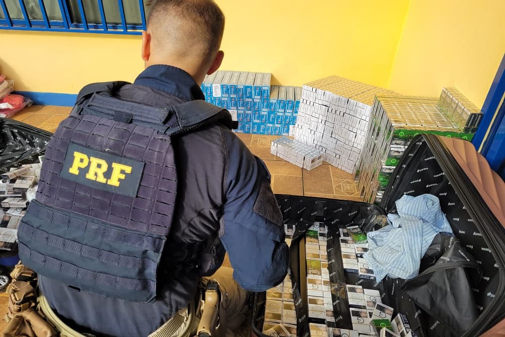 PRF apreende cigarros e outras mercadorias em ônibus em Sarandi