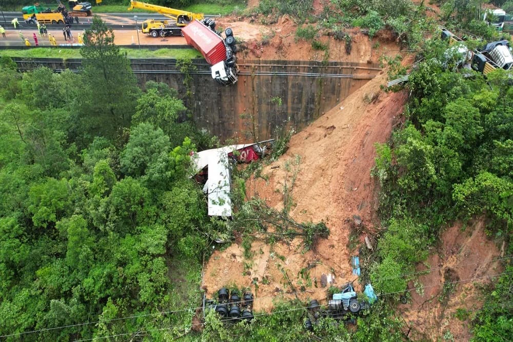 Bombeiros estimam ao menos 30 desaparecidos em deslizamento na BR-376 no Paraná