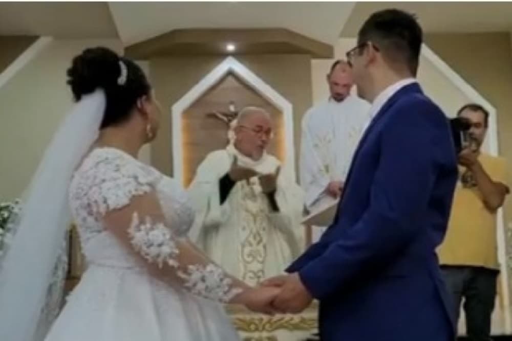 Casal de surdos tem casamento celebrado em libras por padre também deficiente auditivo