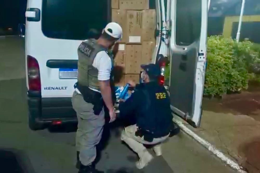 PRF e BM prendem contrabandista com van carregada de cigarros paraguaios